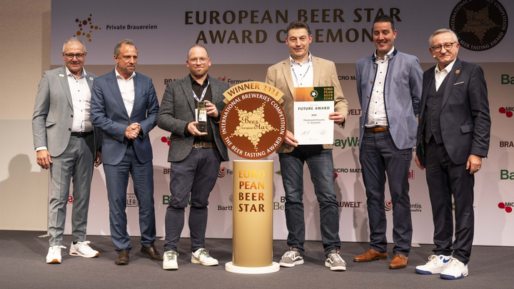 Das Team der Westerwald-Brauerei erhält den European Beer Star Future Award für ihr nachhaltiges Engagement. (Bild: Volker Martin / Prvate Brauereien)