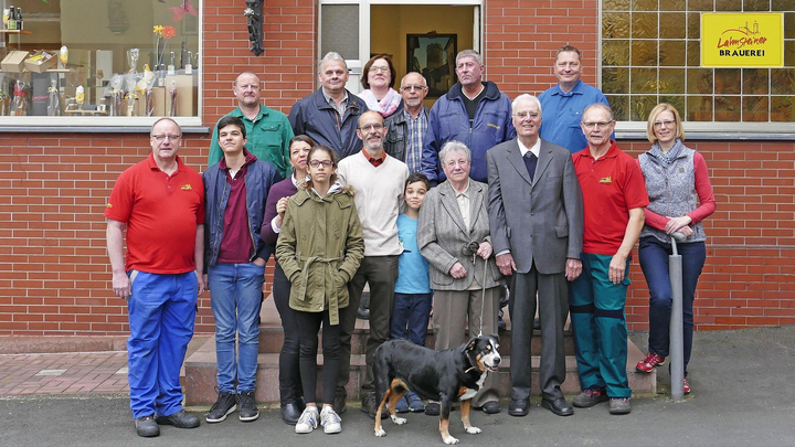 Das Team der Lahnsteiner Brauerei zusammen mit Jubilar Dr. Markus Fohr (1. Reihe, fünfter von links) (Bild: Lahnsteiner Brauerei)