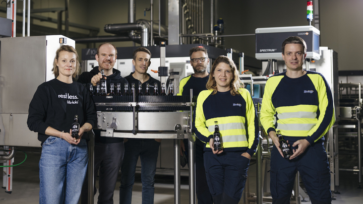 (v.l.n.r.) Gesche Olesen (Head of Buying bei fritz-kola), Philipp Beindorff (Head of Supply Chain bei fritz-kola), Oliver Moritz (Director Operations bei fritz-kola), Julien Jacqmin (Maintenance Manager bei Konings Juices and Drinks BV), Miet Martens (Plant Manager bei Konings Juices and Drinks BV), Joris Ooms (Production Manager bei Konings Juices and Drinks BV). (Bild: Lais Van Gestel)