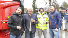 v.r.: Hans Kemenater, Geschäftsführender Gesellschafter und Master Distiller Slyrs; Michael Steinberger, Architekt und Bauleiter; Peter Krogoll, Architekt, und Matthias Pill, Operativer Leiter Slyrs. (Bild: Slyrs)