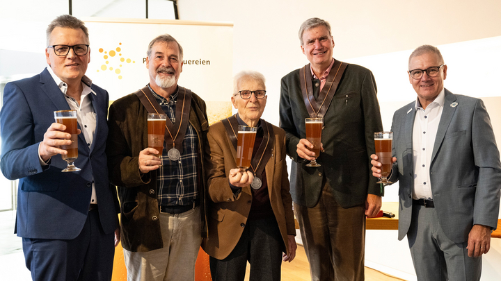 Die drei Preisträger des Bayerischen Bierordens 2024 (v.l.): Robert Widmann, Michael Krieger, Peter Ottmann gemeinsam mit Verbandspräsident Georg Rittmayer (r.) und Stefan Stang (l.), Hauptgeschäftsführer Private Brauereien Bayern (Bild: Volker Martin / Private Brauereien)