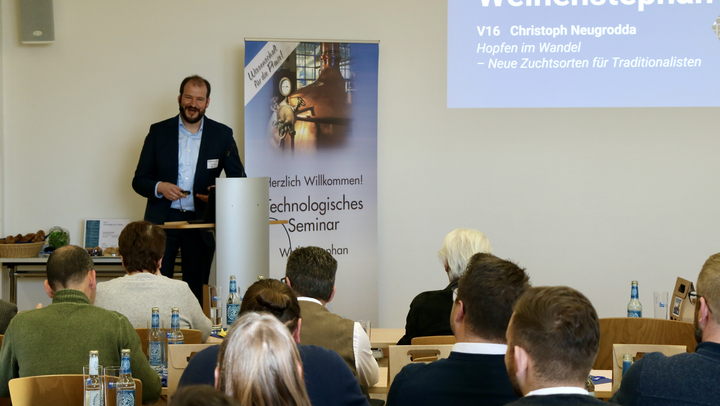 Dipl.-Ing. Christoph Neugrodda, Technischer Leiter der Forschungsbrauerei Weihenstephan, beim Technologischen Seminar Weihenstephan 2025 (Bild: Verlag W. Sachon)