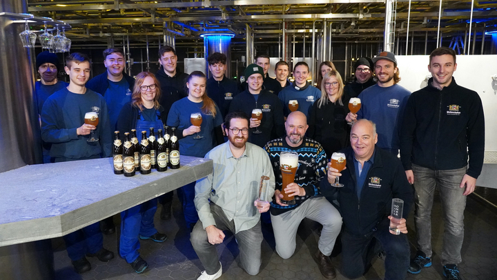 Das Technikteam der Bayerischen Staatsbrauerei Weihenstephan beim Feiern der Auszeichnungen im neuen Kombikeller. (Bild: Bayerische Staatsbrauerei Weihenstephan)