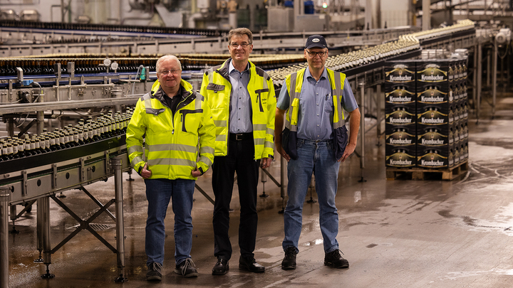 Umfassende Modernisierungsarbeiten in der Abfüllung der Krombacher Brauerei: Oliver Mette (Abteilungsleiter Anlagenentwicklung), Manfred Schmidt (Technischer Geschäftsführer) und Ludger Hense (Leiter Abfüllung) stellen die Produktion zukunftssicher und nachhaltig für die kommenden Jahrzehnte auf. (Bild: Krombacher)