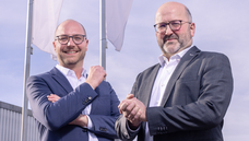 Stephan Pies, neuer Geschäftsführer bei Bucher Automation Tettnang, mit Michael Preuß, der sich aus der Geschäftsführung zurückgezogen hat. (Bild: Bucher Automation)