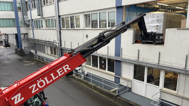 Die Maschinen und Anlagen wurden fachgerecht im Jumo-Werk 1 in der Moritz-Juchheim-Straße in Fulda abgebaut, verpackt und in das neue Sensilo-Werk transportiert. (Bild: Jumo)