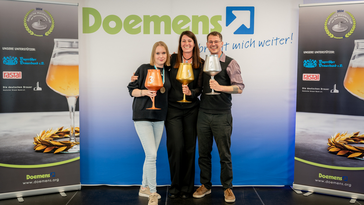 Die drei Erstplatzierten der Deutschen Meisterschaft der Biersommeliers 2024: Siegerin Jutta Knoll (mi.), der zweite Platz ging an Franz Uhlig, Dritte wurde Melanie Leutenegger (Bild: Doemens)